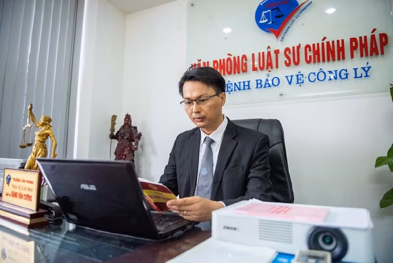 Về việc xử lý tài sản đã thu giữ được trong các đường dây đánh bạc nghìn tỷ vừa bị triệt phá. Trao đổi với PV Báo Tri thức và Cuộc sống, Tiến sĩ, luật sư Đặng Văn Cường - Trưởng Văn phòng luật sư Chính Pháp (Đoàn luật sư TP Hà Nội) cho biết, theo quy định của pháp luật thì những chiếc xe sang mà là tài sản do phạm tội mà có thì sẽ bị tịch thu sung công quỹ.