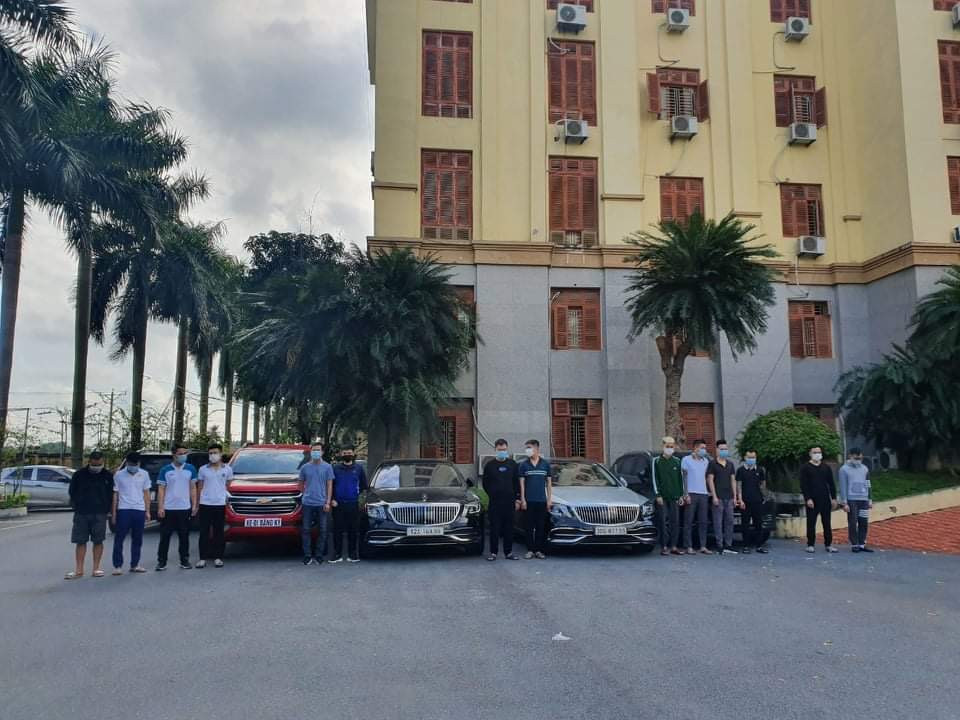 Luật sư Hùng cho biết, vật chứng của vụ án hình sự được xử lý theo quy định của Bộ luật Tố tụng hình sự. Nếu còn giá trị sử dụng thì 4 chiếc xe trên sẽ bị tịch thu, bán đấu giá và nộp ngân sách nhà nước. Nếu trong quá trình giải quyết vụ án, phát hiện những chiếc xe này không phải vật chứng; không có giá trị chứng minh tội phạm như không phải do phạm tội mà có, không mang dấu viết của tội phạm… thì lập tức phải trả lại ngay cho chủ sở hữu hợp pháp của tài sản. 