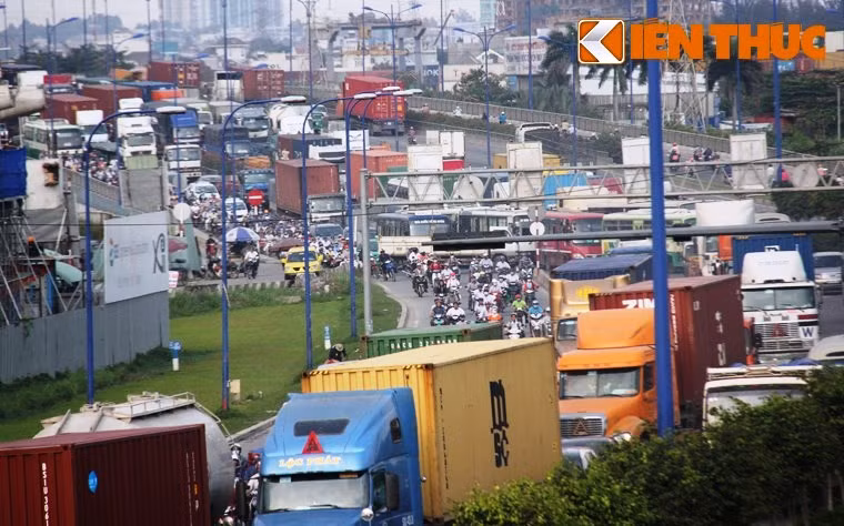 Được về quê để tận hưởng không khí Tết, sum họp cùng người thân sau cả năm trời mưu sinh ở TP HCM luôn là niềm vui của hàng triệu lao động tha hương. Tuy nhiên, nỗi ám ảnh về kẹt xe luôn khiến nhiều người ngao ngán. Để giúp người dân được đi lại thuận lợi, Sở Giao thông vận tải TP HCM đã đưa ra nhiều lộ trình đi các vùng miền nhằm tránh cảnh kẹt xe.