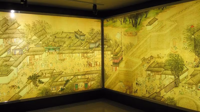 Bức họa “Thanh minh thượng hà đồ”: Đây là một bức họa kinh điển của Trung Hoa, tác phẩm của Trương Trạch Đoan - họa sĩ nổi tiếng thời nhà Tống. Kiệt tác này dài hơn 5 m, mô tả cuộc sống của người dân bên dòng Biện Hà trong lễ tảo mộ. Tranh có 500 nhân vật với các kiểu trang phục và hoạt động khác nhau. Ảnh: Travelrightway.