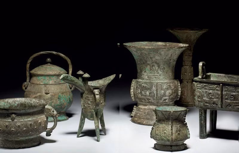 Bình Á Húc: Chiếc bình đồng hình lục giác này dùng để đựng rượu. Bình nặng 21,4 kg, rộng 38 cm và cao 45,5 cm. Bốn mặt đều có tay cầm được tạo hình đầu voi và trang trí bằng hình những động vật trong truyền thuyết. Thân bình có họa tiết rồng, thú vật và sấm sét. Ảnh: Travelrightway.