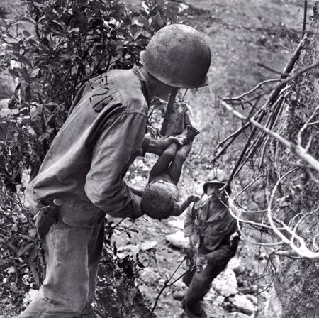 Lính thủy đánh bộ Mỹ cứu sống một em bé trong hang động ở Saipan vào mùa hè năm 1944. Saipan thuộc quần đảo Mariana, là nơi diễn ra cuộc chiến khốc liệt giữa lực lượng Mỹ với Nhật Bản. Kết thúc trận chiến, Mỹ đánh bại Nhật Bản và giành quyền kiểm soát hòn đảo này.