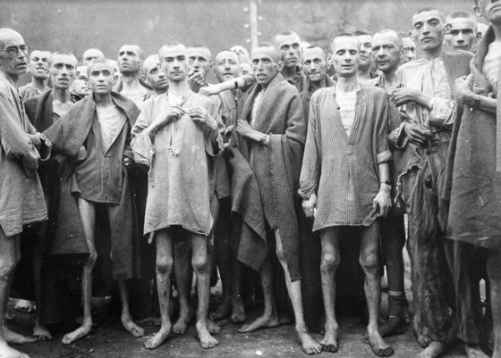 Bức hình ám ảnh chụp tại một trại tập trung ở Ebensee, Áo tháng 7/1945. Hàng trăm tù nhân tại đây gầy gò, ốm yếu chỉ còn "da bọc xương" vì bị phát xít Đức tra tấn, bỏ đói, bắt làm việc khổ sai...