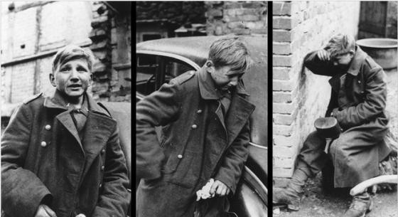 Một binh sĩ Đức 16 tuổi bật khóc nức nở khi bị binh sĩ Mỹ bắt giữ năm 1945.