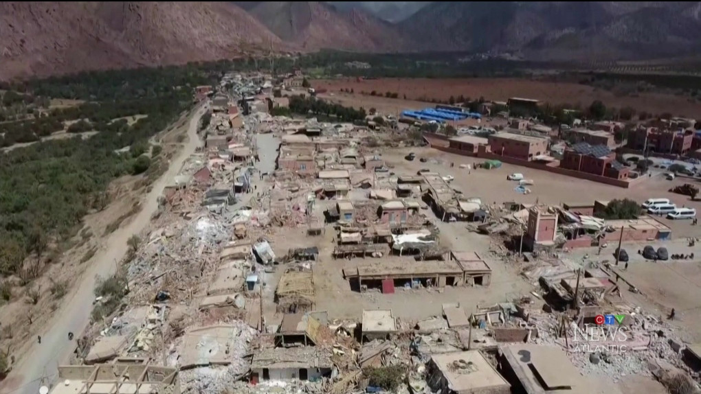 Một số giả thuyết đã được đưa ra để lý giải ánh sáng động đất. Trong số này, một quan điểm cho rằng, hiện tượng hồ quang điện do đường dây điện bị rung chuyển do động đất có thể là "thủ phạm" tạo ra ánh sáng động đất bí ẩn.