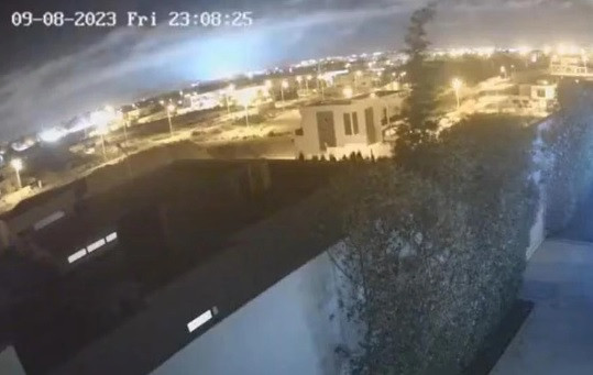 Một hiện tượng bí ẩn khiến các chuyên gia, nhà khoa học nỗ lực đi tìm lời giải là ánh sáng động đất (EQL). Gần đây nhất, ánh sáng kỳ lạ, bí ẩn này được một số người dân quay được ngay trước khi xảy ra trận động đất mạnh 6,8 độ richter ở Morocco ngày 8/9 vừa qua.