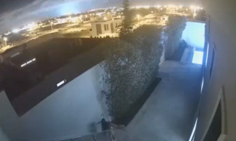 Theo các chuyên gia, ánh sáng động đất (EQL) là những chớp sáng nhấp nháy nhiều màu sắc, chỉ xuất hiện trong thời gian rất ngắn. Ánh sáng bí ẩn này thường xuất hiện tại các khu vực xảy ra địa chấn.