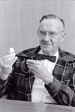 Cụ thể, khi kỹ sư Wilson cố gắng tạo ra một chiếc máy tạo dao động để giúp ghi lại âm thanh của nhịp tim thì mắc sai điện trở. Dù mắc sai sót này, ông vẫn ghi lại được tiếng tim đập.