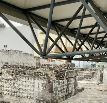 Với việc phát hiện cả hộp sọ phụ nữ và trẻ thành để tạo thành tháp sọ người, các chuyên gia suy đoán người Aztec có thể đã hiến tế những nạn nhân này cho một vị thần.