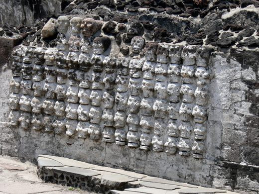 Các nhà khảo cổ đã thực hiện cuộc khai quật tại một ngôi đền cổ ở Thủ đô Tenochtitlan của người Aztec cổ đại (ngày nay là thành phố Mexico) vào năm 2017. Theo đó, họ bất ngờ phát hiện tháp sọ người.