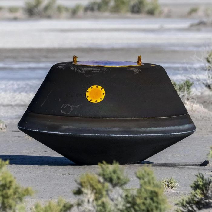 Trong hành trình đưa về Trái Đất, khi ở khoảng cách 108.000 km, tàu OSIRIS-REx đã thả khoang chứa mẫu vật. Khoang chứa này vượt qua bầu khí quyển của Trái Đất rồi hạ cánh xuống khu thử nghiệm quân sự ở bang Utah vào lúc 9h tối ngày 24/9 (theo giờ Việt Nam).