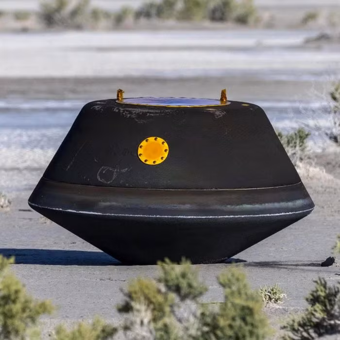 Trong hành trình đưa về Trái Đất, khi ở khoảng cách 108.000 km, tàu OSIRIS-REx đã thả khoang chứa mẫu vật. Khoang chứa này vượt qua bầu khí quyển của Trái Đất rồi hạ cánh xuống khu thử nghiệm quân sự ở bang Utah vào lúc 9h tối ngày 24/9 (theo giờ Việt Nam).