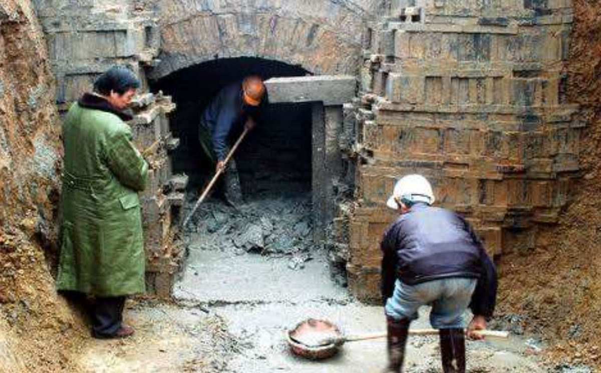 Cụ thể, trong cuộc tổng điều tra di tích văn hóa quốc gia lần thứ 3 năm 2009, ngôi mộ của nhà sư Nghiêm Cự Quang trở thành di tích văn hóa trọng điểm cấp quận. Theo đó, các chuyên gia tiến hành kiểm tra, đánh giá tỉ mỉ tình trạng của mộ cổ cũng như thi hài nhà sư.