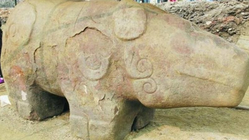 Từ đây, các chuyên gia suy đoán con tê giác nặng hơn 8 tấn được khai quật ở Thành Đô này có thể là một trong những thần thú trấn thủy được nhà Tần tạo ra năm xưa.