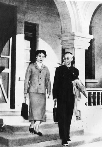 Lúc này, Phổ Nghi tiết lộ thân phận của mình là hoàng đế cuối cùng của nhà Thanh. Ông còn giải thích khi còn là bậc cửu ngũ chí tôn đã dùng chiếc bình hoa đó như một cái bô. Theo đó, mọi người thực sự tin vào lời nói của Phổ Nghi.