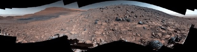 Bức ảnh này đánh dấu tàu thăm dò Curiosity của NASA di chuyển thành công đến Gediz Vallis Ridge - một hệ tầng địa chất quan trọng trên sao Hỏa. Nơi đây được cho là chứa manh mối giúp giải mã quá khứ của hành tinh đỏ.