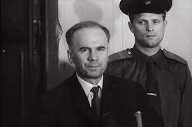 Trên cương vị này, ông Penkovsky chịu trách nhiệm thu thập và đánh giá thông tin khoa học và kỹ thuật nội bộ của phương Tây. Khoảng thời gian này được cho chính là lúc ông bắt đầu đi "sai đường" vì bất mãn với chính phủ Liên Xô.