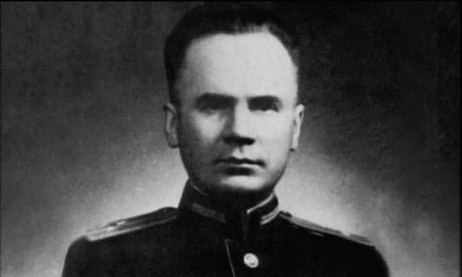Sinh ngày 23/4/1919 tại thành phố Vladikavkaz, Nga, điệp viên "ba mang" Oleg Penkovsky gia nhập Hồng quân Liên Xô vào năm 1937. Trong Thế chiến II, ông hoạt động trong vai trò sĩ quan pháo binh.