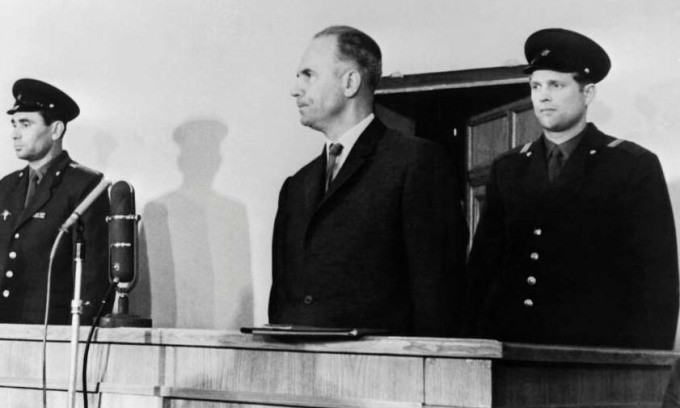 Sau khi bị thương trong một trận chiến năm 1944, ông Penkovsky rời quân đội và theo học tại Học viện Quân sự Frunze rồi tốt nghiệp vào năm 1948. Sau đó, ông tiếp tục học tại Học viện Ngoại giao Quân sự từ năm 1949 - 1953 trước khi chính thức trở thành sĩ quan thuộc cơ quan tình báo của quân đội Liên Xô (GRU). Khi ấy, điệp viên Liên Xô được sắp xếp làm việc tại Moscow.