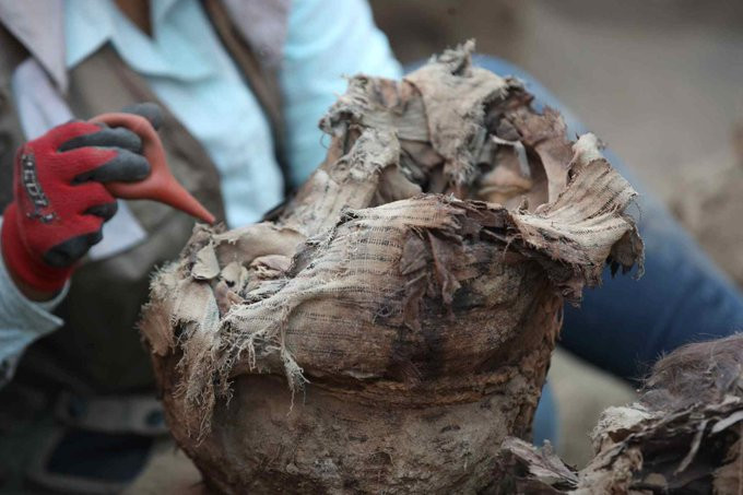 Không những vậy, các chuyên gia còn phát hiện nhiều đồ tùy táng được chôn cạnh xác ướp như đồ gốm, vải dệt, các dụng cụ bằng gỗ...