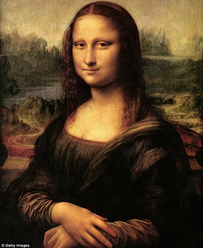 Bí mật thứ ba được phát hiện khi phóng to bức tranh là có 2 chữ cái trong mắt phải của nàng Mona Lisa. Hai chữ cái đó là: L và V. Từ đây, giới nghiên cứu suy đoán hai chữ cái này có thể là từ viết tắt theo họ tên của Leonardo da Vinci.