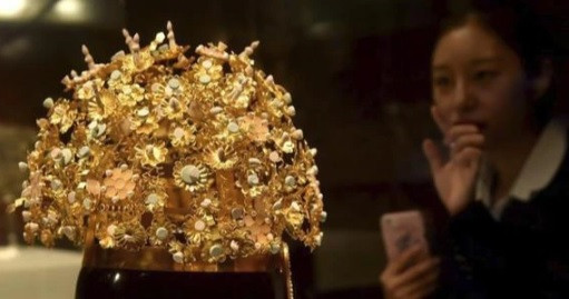 Thế nhưng, để chắc chắn, các chuyên gia cẩn thận, tỉ mỉ kiểm tra đống đất đó và có phát hiện bất ngờ. Sau một loạt kiểm tra, họ xác định đó là vương miện bằng vàng của Tiêu Hậu.