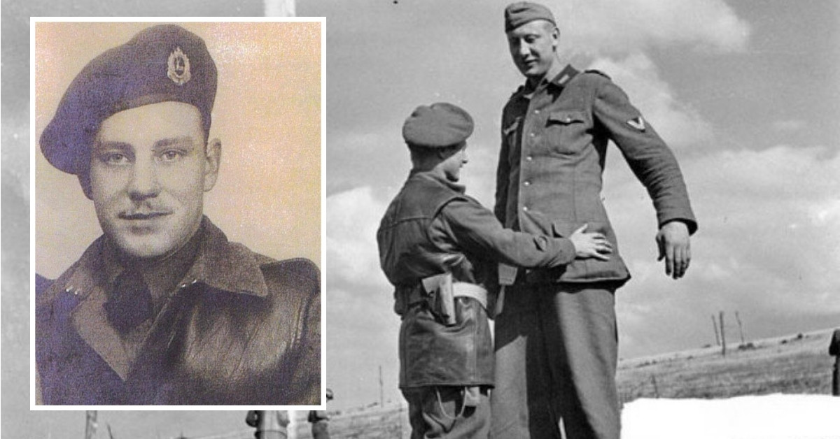 “Lúc đó tôi không để ý đến anh ta. Tôi chỉ lần lượt đi qua các tù nhân sau khi khám xét họ. Nhưng các đồng đội của tôi đã theo dõi toàn bộ quá trình. Họ phát hiện binh sĩ cao lớn này đang đứng gần tôi và họ cười phá lên”, binh sĩ Bob Roberts nhớ lại.