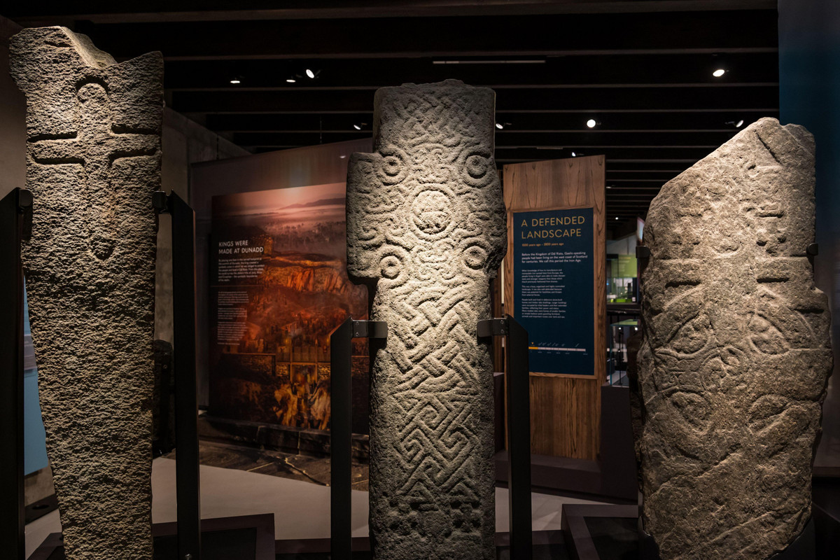 Thêm nữa, kết quả kiểm tra những đồng vị khác nhau của strontium và oxy từ hài cốt Upper Largie Woman chỉ ra người phụ nữ này đã lớn lên ở vùng đất ngày nay là Scotland.