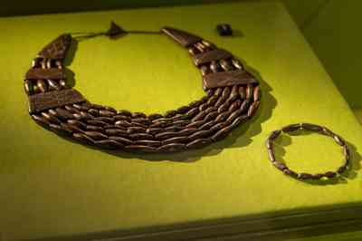 Các chuyên gia tiến hành phân tích xương và hàm răng. Theo đó, họ xác định được Upper Largie Woman trước khi qua đời đã trải qua thời kỳ ốm đau hoặc suy dinh dưỡng.