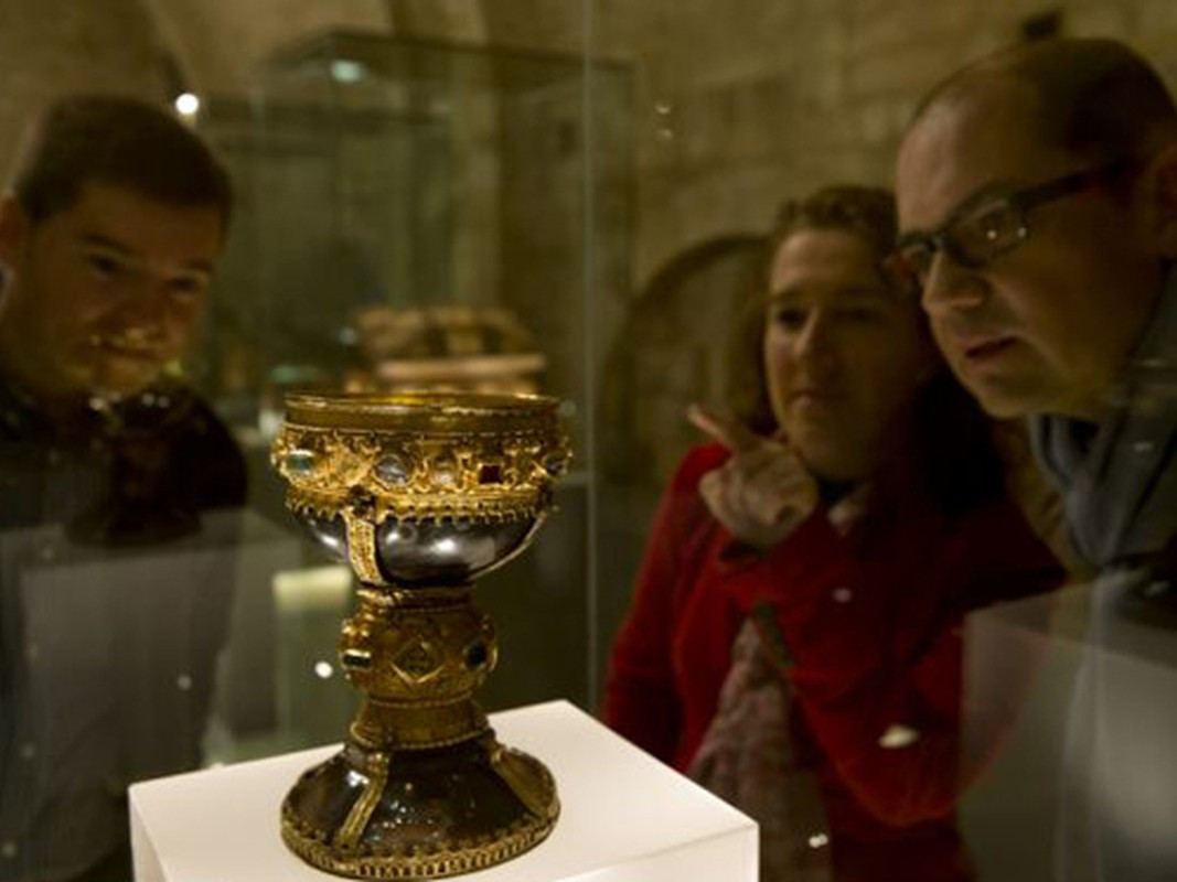 Trong số này, nhà thờ San Isidoro ở thành phố Leon, Tây Ban Nha lưu giữ một Chén Thánh. Hàng ngàn du khách đã ghé thăm nhà thờ này để chiêm ngưỡng hiện vật huyền thoại được làm bằng vàng và chạm ngọc tinh xảo.