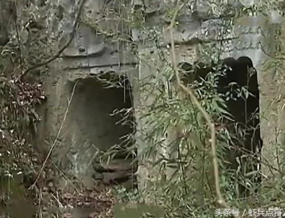 Thêm nữa, thiết kế lăng mộ khá cầu kỳ, phức tạp khi bên trên mộ có rất nhiều tác phẩm điêu khắc tinh xảo về hình hoa mẫu đơn, võ sĩ… Hai ngôi mộ nằm bên trong lăng mộ lớn có vài sự khác biệt lớn. Mặc dù phần đáy đều nằm ngang nhưng phần đỉnh mộ của ngôi bên phải cao hơn hẳn mộ cổ ở bên trái.