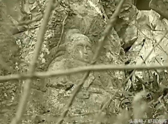 Cụ thể, các chuyên gia nhận thấy ngôi mộ có một số điểm khác thường, bao gồm việc được xây trên vách đá cheo leo, khác hẳn các ngôi mộ khác. Tiếp đến, đá dùng để xây lăng mộ là đá long cốt. Đây là loại đá hóa thạch rất cứng, bền và hiếm.