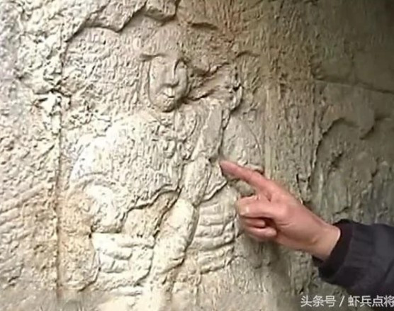 Các chuyên gia đã tiến hành cuộc khai quật và phát hiện ngôi mộ này thực chất là một lăng mộ lớn gồm 2 ngôi mộ nhỏ ở bên trong. Lăng mộ cổ này nằm ở khu vực kín đáo nhưng được thiết kế khá công phu, cầu kỳ.