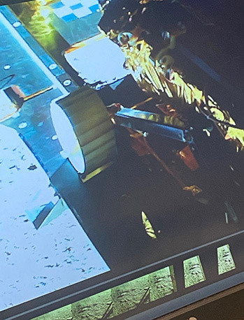 Không những vậy, Chandrayaan-3 là tàu đổ bộ đầu tiên của nhân loại hạ cánh được xuống cực Nam của Mặt Trăng. Do việc hạ cánh gần cực Nam của Mặt Trăng không phải là điều dễ dàng nên đến nay mới chỉ có Ấn Độ thành công.