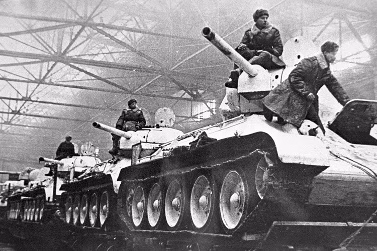 Khi quân Đức xâm lược Liên Xô, giới chức Moscow quyết định triển khai xe tăng T-34 làm một trong những vũ khí, khí tài quan trọng nhất trong cuộc chiến Vệ quốc.