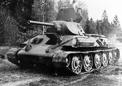 Xe tăng T-34 có thể chạy trên nhiều loại địa hình như bùn sâu hoặc tuyết. Đây là ưu điểm của Liên Xô khi xe tăng Panzer của Đức quốc xã thường bị sa lầy khi tham chiến ở Nga vào những tháng mùa Thu và mùa Đông.