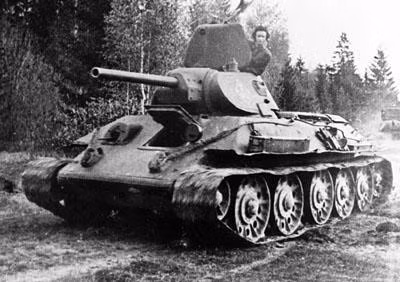 Xe tăng T-34 có thể chạy trên nhiều loại địa hình như bùn sâu hoặc tuyết. Đây là ưu điểm của Liên Xô khi xe tăng Panzer của Đức quốc xã thường bị sa lầy khi tham chiến ở Nga vào những tháng mùa Thu và mùa Đông.