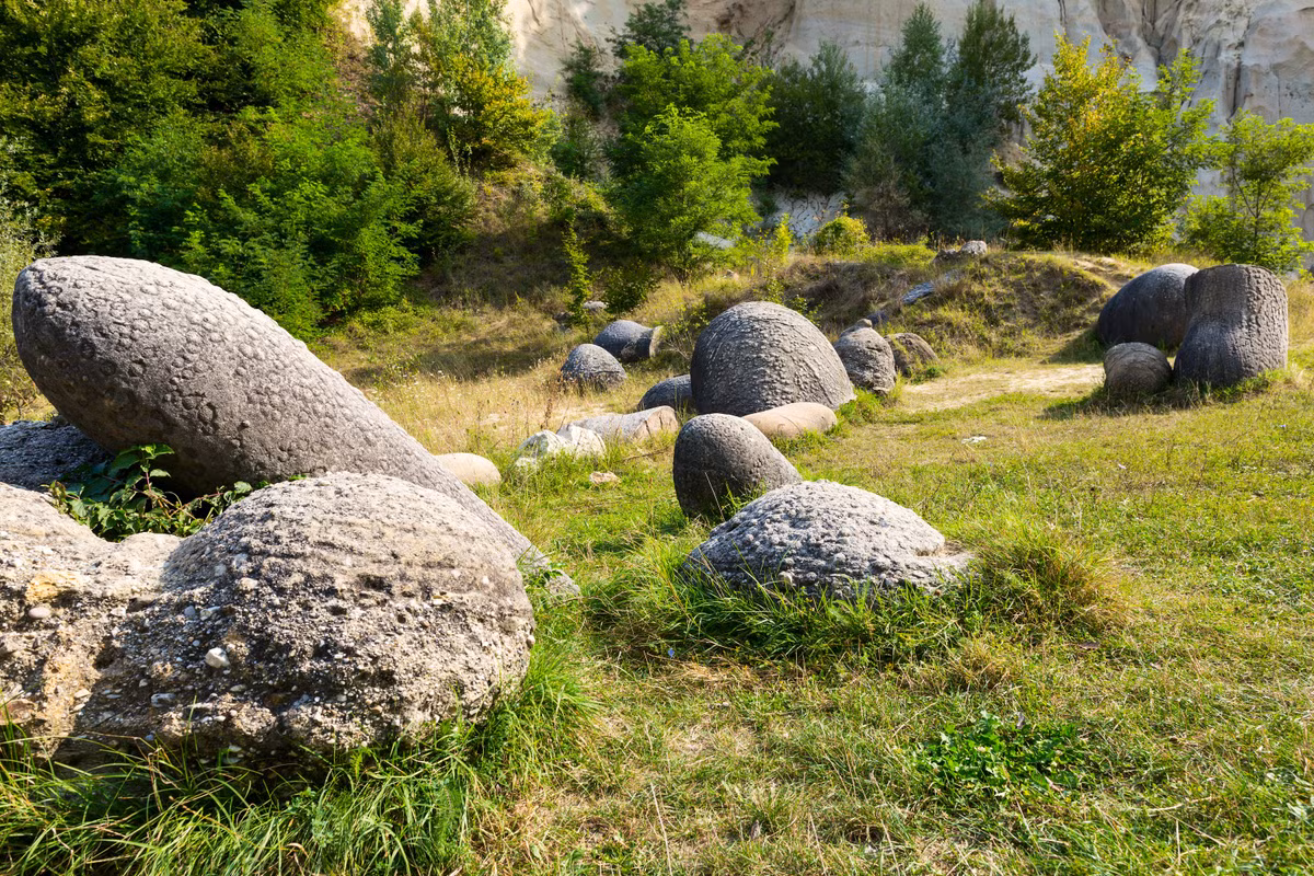 Mặc dù những tảng đá trovant không sống theo đúng nghĩa khoa học nhưng người dân địa phương, khách du lịch vẫn tin rằng chúng "đang sống" vì thay đổi kích thước, hình dáng theo thời gian.