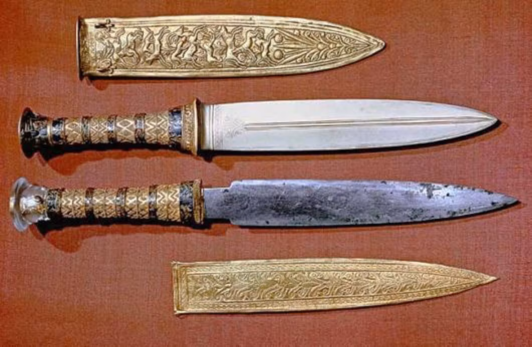 Một khám phá thú vị khác là các chuyên gia tìm thấy một con dao găm với lưỡi sắt được đặt ở đùi phải của pharaoh Tutankhamun. Loại sắt được sử dụng để chế tạo con dao găm này đến từ một thiên thạch.