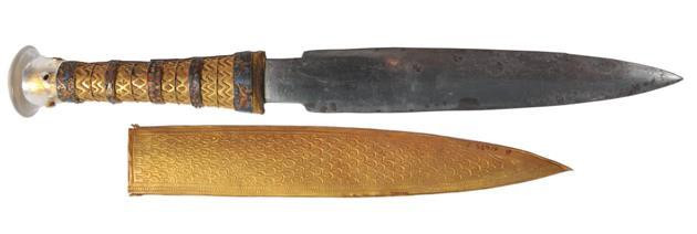 Ngoài ra, các chuyên gia còn tìm thấy một con dao găm có lưỡi và phần cán làm từ vàng, được chạm khắc tinh xảo đặt trên bụng của Tutankhamun.