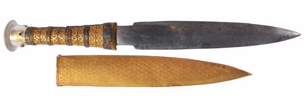 Ngoài ra, các chuyên gia còn tìm thấy một con dao găm có lưỡi và phần cán làm từ vàng, được chạm khắc tinh xảo đặt trên bụng của Tutankhamun.