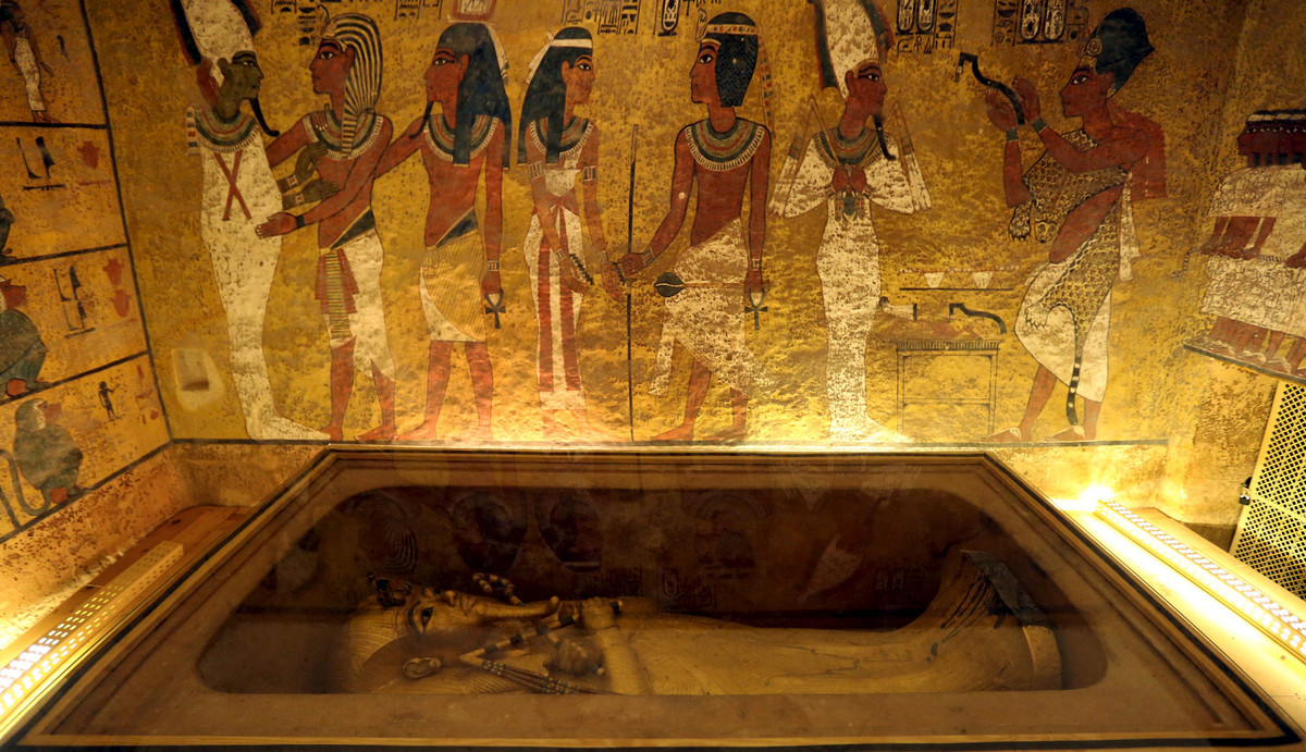 Tutankhamun hay còn được gọi vua Tut là một trong những vị pharaoh vĩ đại và nổi tiếng nhất từng trị vì Ai Cập cổ đại. Ông lên nắm quyền vào năm 8 - 9 tuổi sau khi vua cha - pharaoh Ahkenaten băng hà vào khoảng năm 1334 trước Công nguyên.