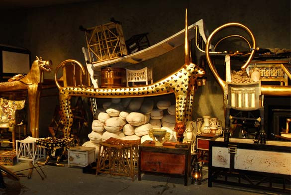 Sau khi mở niêm phong ở lối vào lăng mộ, nhóm của nhà khảo cổ học Howard Carter bắt đầu cuộc khai quật. Họ vô cùng kinh ngạc khi nhìn thấy kho báu khổng lồ ở bên trong.