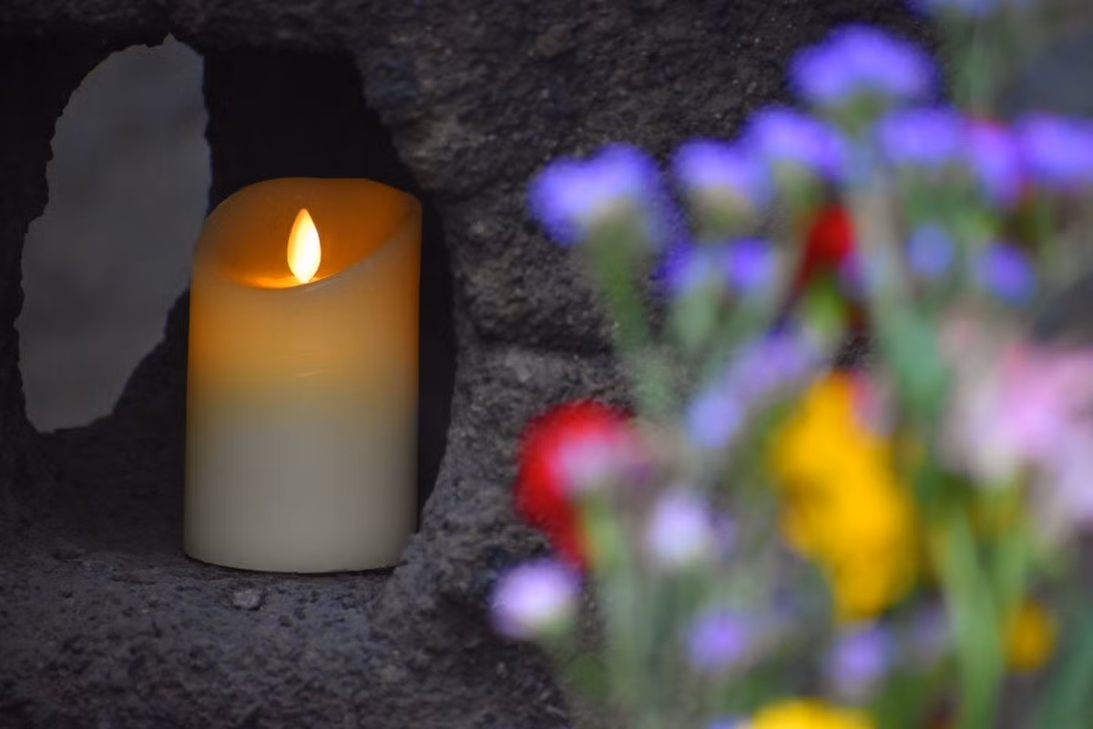 Trong quá trình xây dựng, một chiếc xe ủi bất ngờ bị lật khiến lái xe tử vong. Tiếp đến, một loạt tai nạn kinh hoàng xảy ra được cho là do lời nguyền samurai Masakado gây ra.