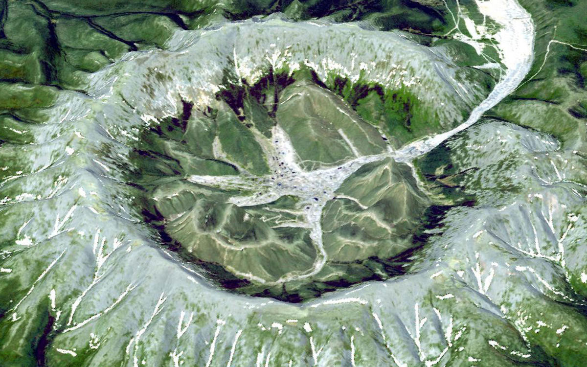 Các chuyên gia lý giải nguyên nhân dẫn tới việc ngọn núi Kondyor Massif có hình dáng đặc biệt là vì magma nóng chảy từ đá núi lửa kết tinh bên dưới mặt đất cách đây hơn 1 tỷ năm.