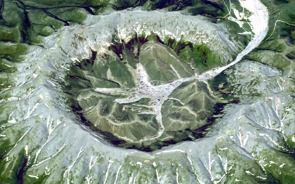 Các chuyên gia lý giải nguyên nhân dẫn tới việc ngọn núi Kondyor Massif có hình dáng đặc biệt là vì magma nóng chảy từ đá núi lửa kết tinh bên dưới mặt đất cách đây hơn 1 tỷ năm.