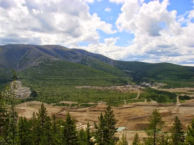 Kondyor Massif được đánh giá là nơi tập trung nhiều tinh thể bạch kim phủ vàng vô cùng hiếm gặp và có chất lượng tốt nhất thế giới.