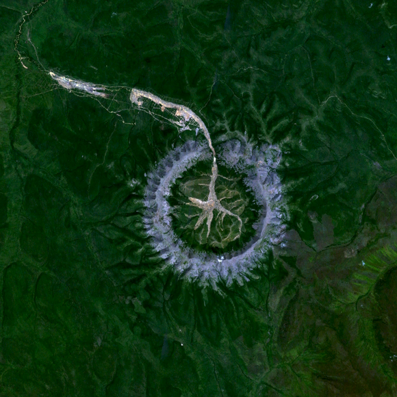 Khi nhìn từ trên cao, ngọn núi Kondyor Massif trông giống một núi lửa cổ đại hoặc vết tích do va chạm với thiên thạch gây ra.