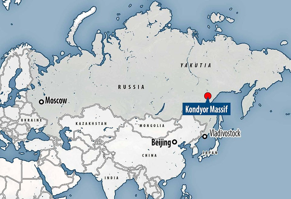 Ngọn núi Kondyor Massif còn nổi tiếng là nơi có loại khoáng sản đặc biệt gọi là Konderite được cấu tạo từ đồng, bạch kim, rhodium, chì và lưu huỳnh. Mỗi năm, khoảng 4 tấn bạch kim được khai thác tại "núi kho báu" này.