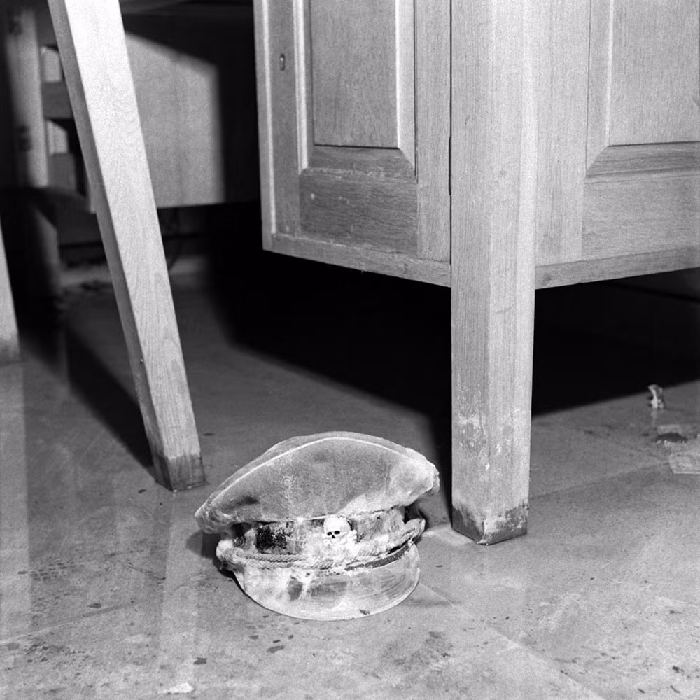 Chiếc mũ của sĩ quan SS với biểu tượng đầu lâu nằm trên sàn nhà trong hầm ngầm.